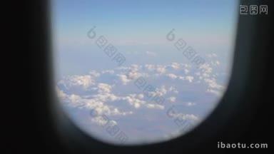 透过飞机的照明灯，可以看到美丽的白云堆在陆地上空旅行